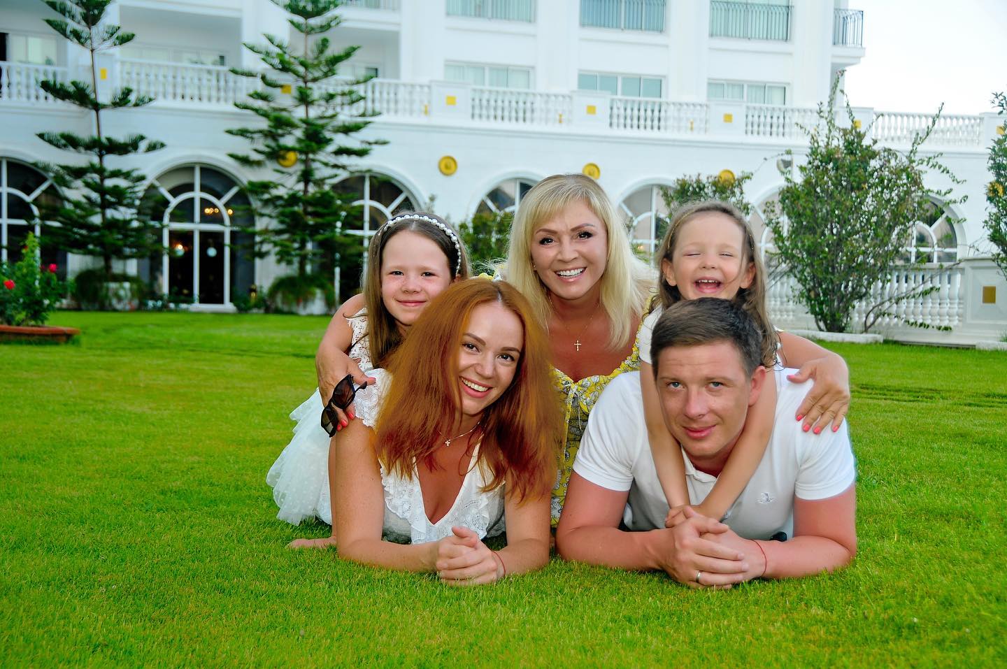 Ротару показала редкое фото со взрослыми внучками